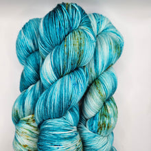 Load image into Gallery viewer, Merino Sock - Blueberry Lemonade - Heathered Yarn Company
